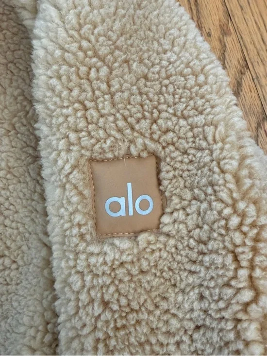 ALO Yoga Foxy Sherpa Jacket in Camel – Size XS EUC - Picture 13 of 15